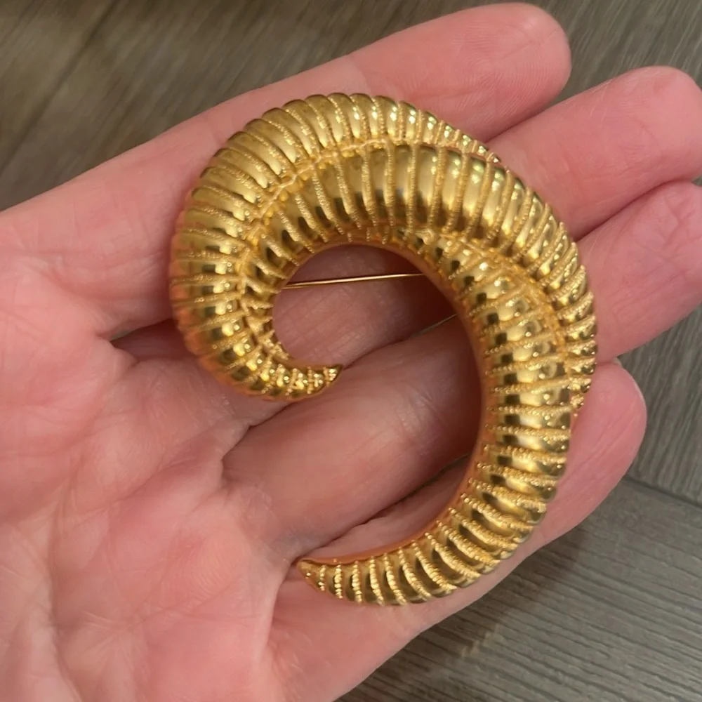 Vintage Monet Gold-tone Ribbed Swirl Brooch - Pin